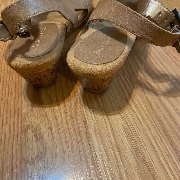 Aerosoles tan wedge sandals with adjustable strap size 10 - Picture 6 of 11
